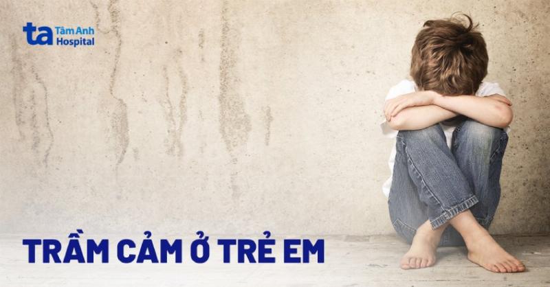Một nhóm học sinh ngồi buồn bã và lo lắng, biểu hiện sự ảnh hưởng tâm lý của bạo lực học đường